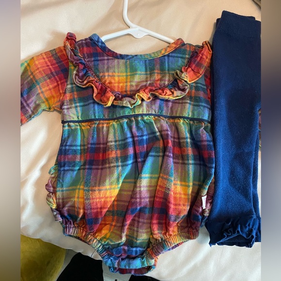 Rufflebutts Bubble Romper w/leggings - Picture 4 of 5